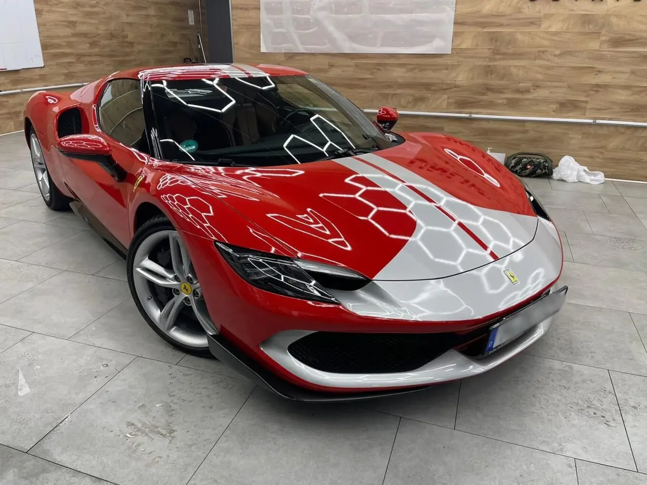Ferrari 296 GTB 2023, Heckansicht — Munich Luxury Cars, München. Der Ferrari 296 GTB verbindet einen V6 mit Elektrounterstützung zu einer Systemleistung…