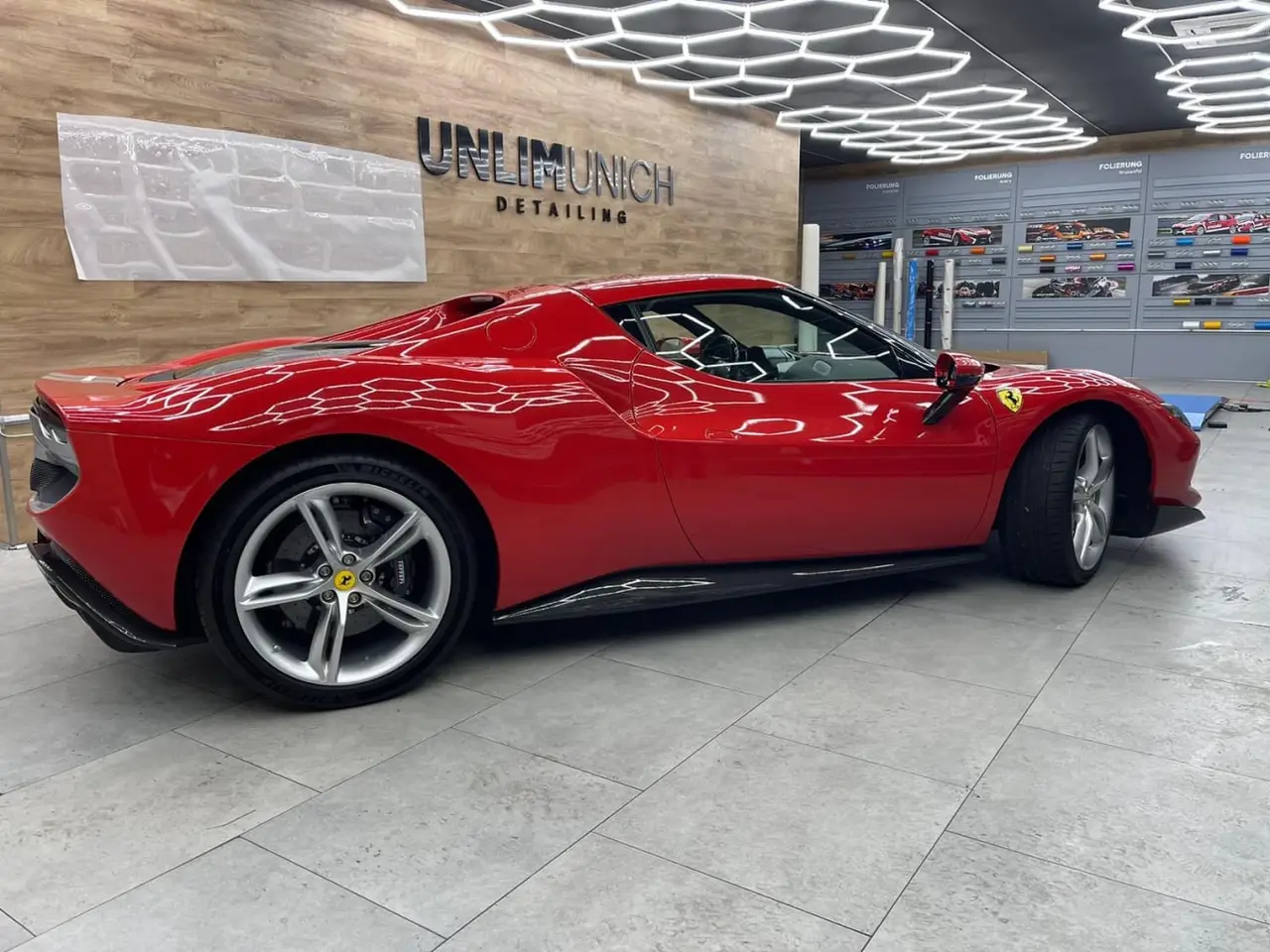 Ferrari 296 GTB 2023, Innenraum — Munich Luxury Cars, München. Der Ferrari 296 GTB verbindet einen V6 mit Elektrounterstützung zu einer Systemleistung…