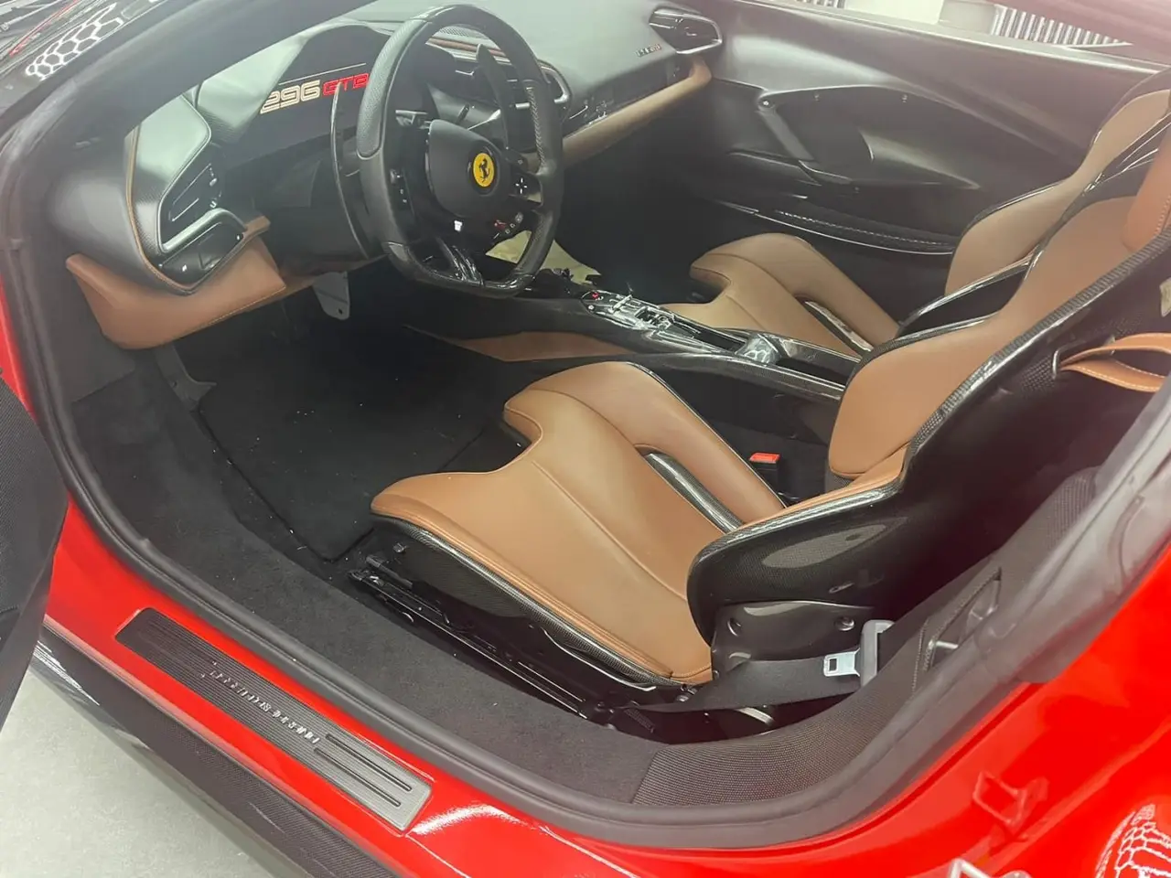 Ferrari 296 GTB 2023, Armaturenbrett — Munich Luxury Cars, München. Der Ferrari 296 GTB verbindet einen V6 mit Elektrounterstützung zu einer Systemleistung…
