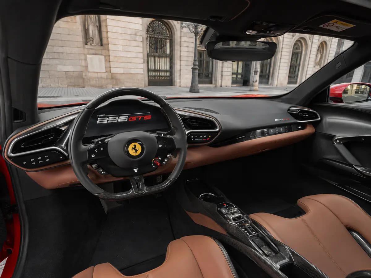 Ferrari 296 GTB 2023, Innenraum — Munich Luxury Cars, München. Der Ferrari 296 GTB verbindet einen V6 mit Elektrounterstützung zu einer Systemleistung…