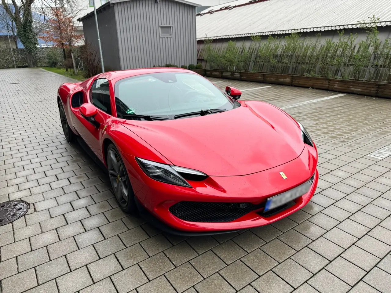 Ferrari 296 GTS Spider 2024, Außenansicht — Munich Luxury Cars, München. Der Ferrari 296 GTS Spider, Baujahr 2024, verbindet die klassische Sitzposition eines…