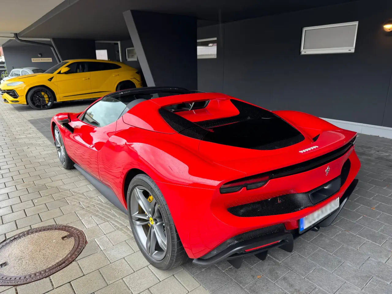 Ferrari 296 GTS Spider 2024, Frontansicht — Munich Luxury Cars, München. Der Ferrari 296 GTS Spider, Baujahr 2024, verbindet die klassische Sitzposition eines…