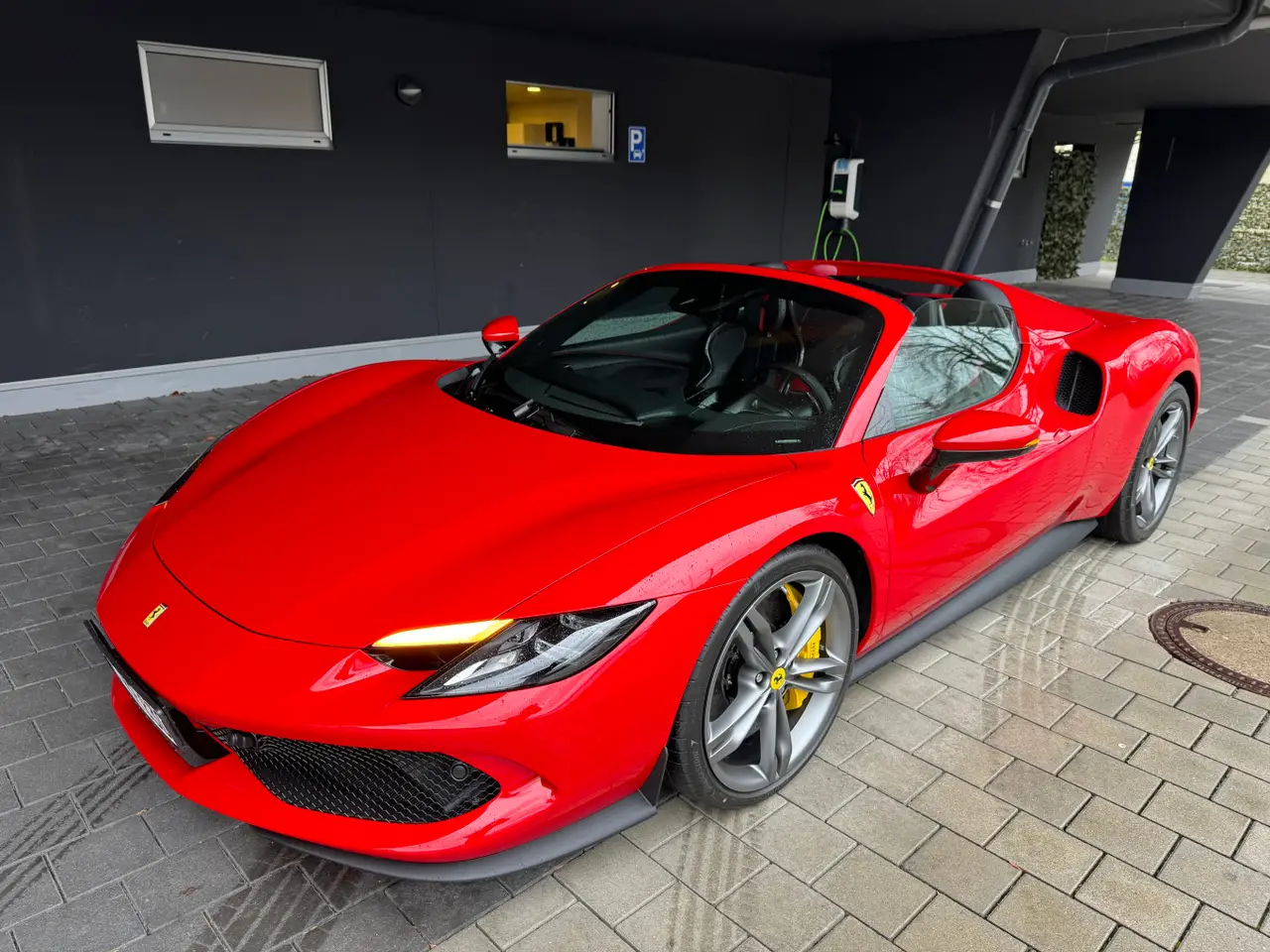 Ferrari 296 GTS Spider 2024, Innenraum — Munich Luxury Cars, München. Der Ferrari 296 GTS Spider, Baujahr 2024, verbindet die klassische Sitzposition eines…