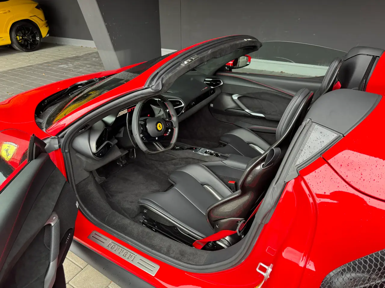 Ferrari 296 GTS Spider 2024, Armaturenbrett — Munich Luxury Cars, München. Der Ferrari 296 GTS Spider, Baujahr 2024, verbindet die klassische Sitzposition eines…
