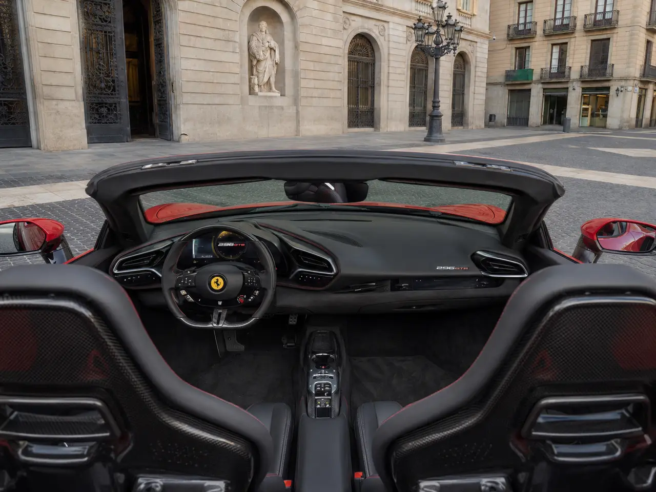 Ferrari 296 GTS Spider 2024, Innenraum — Munich Luxury Cars, München. Der Ferrari 296 GTS Spider, Baujahr 2024, verbindet die klassische Sitzposition eines…