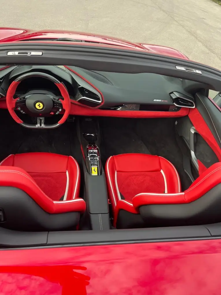 Ferrari 296 GTS Spider 2025, Außenansicht — Munich Luxury Cars, München. Der Ferrari 296 GTS Spider steht für die aktuelle Mittelmotor-Linie von Ferrari: 819 PS,…