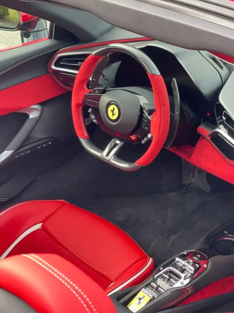 Ferrari 296 GTS Spider 2025, Innenraum — Munich Luxury Cars, München. Der Ferrari 296 GTS Spider steht für die aktuelle Mittelmotor-Linie von Ferrari: 819 PS,…