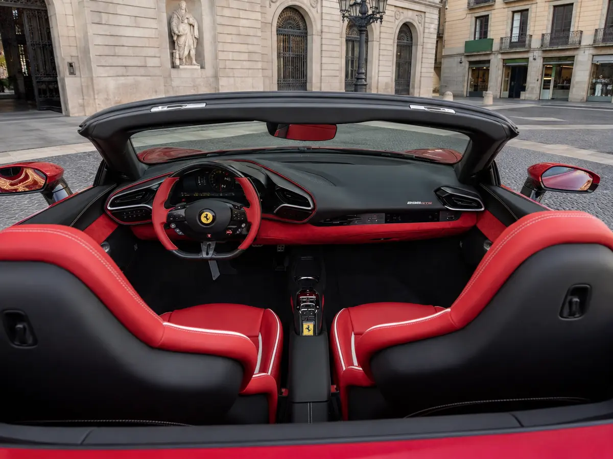 Ferrari 296 GTS Spider 2025, Innenraum — Munich Luxury Cars, München. Der Ferrari 296 GTS Spider steht für die aktuelle Mittelmotor-Linie von Ferrari: 819 PS,…