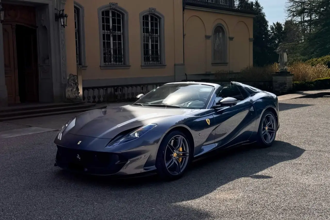 Ferrari 812 GTS 2024, Außenansicht — Munich Luxury Cars, München. Der Ferrari 812 GTS bringt die klassische Formel des großen Frontmotor-GT in die offene…