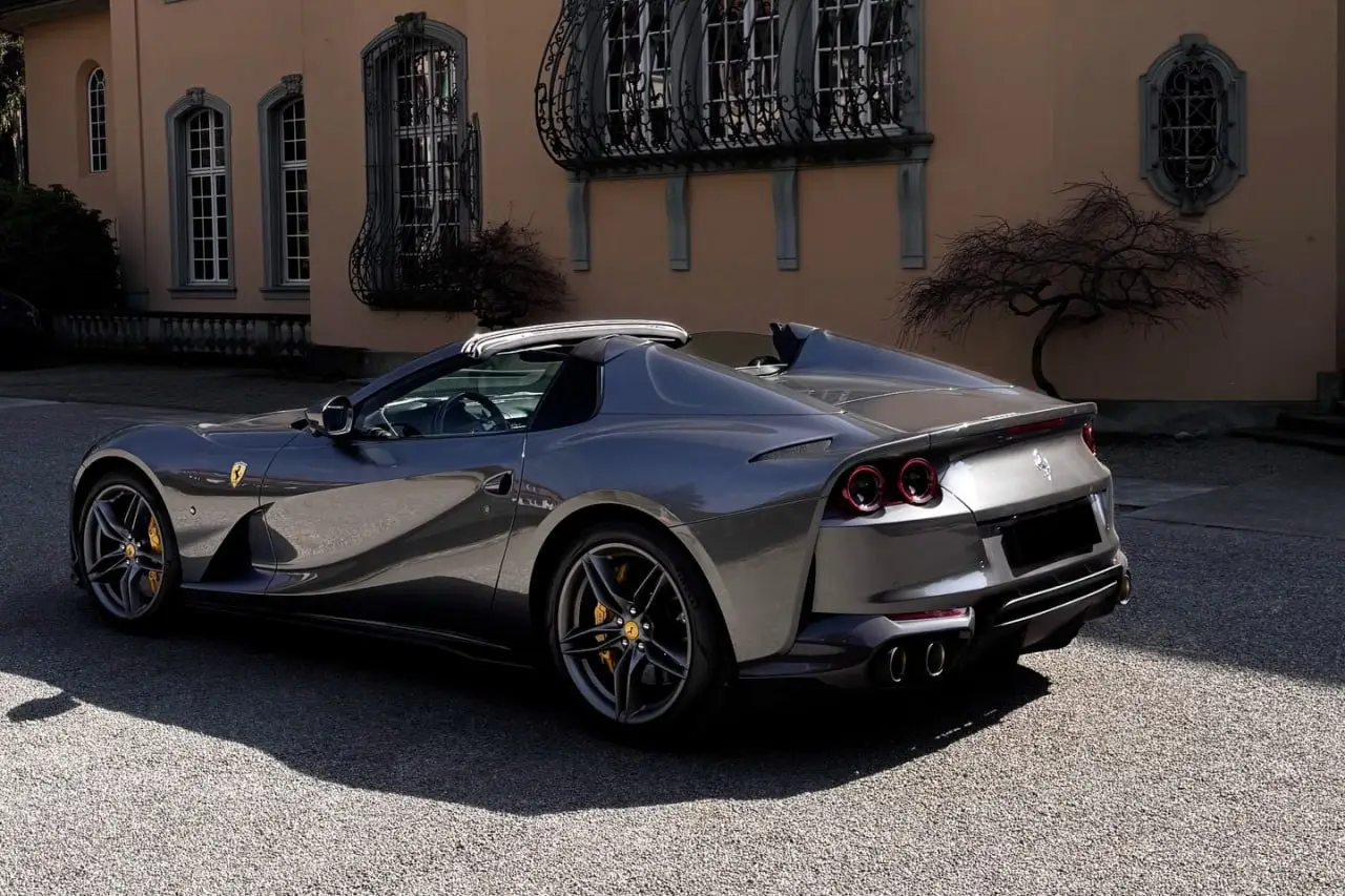 Ferrari 812 GTS 2024, Frontansicht — Munich Luxury Cars, München. Der Ferrari 812 GTS bringt die klassische Formel des großen Frontmotor-GT in die offene…