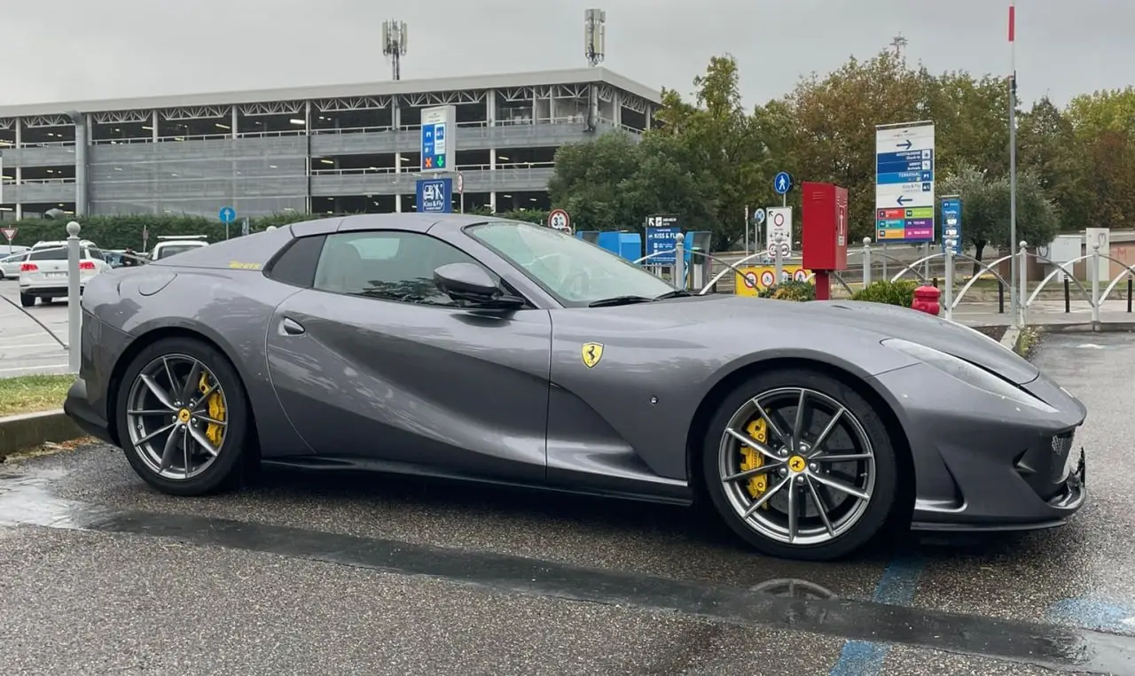 Ferrari 812 GTS 2024, Heckansicht — Munich Luxury Cars, München. Der Ferrari 812 GTS bringt die klassische Formel des großen Frontmotor-GT in die offene…