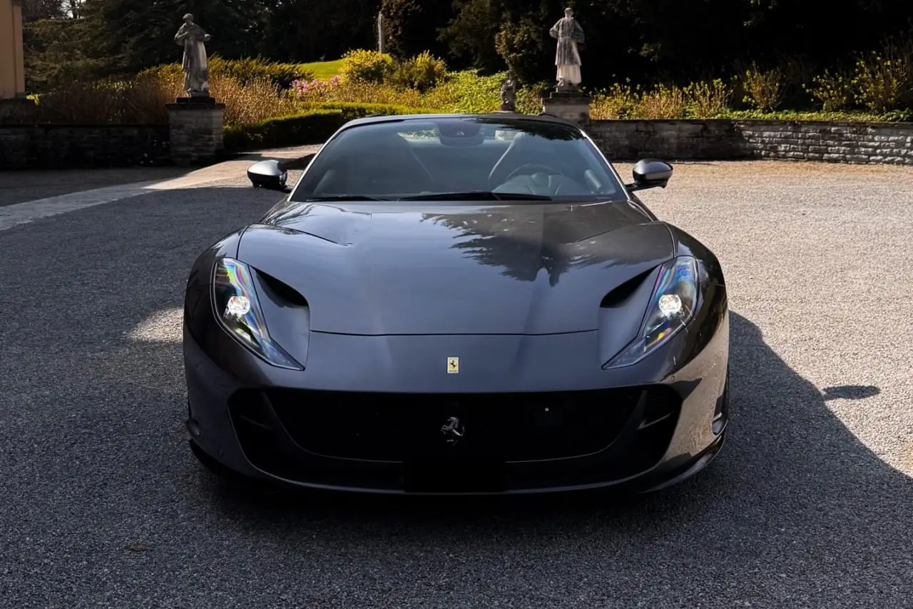 Ferrari 812 GTS 2024, Innenraum — Munich Luxury Cars, München. Der Ferrari 812 GTS bringt die klassische Formel des großen Frontmotor-GT in die offene…