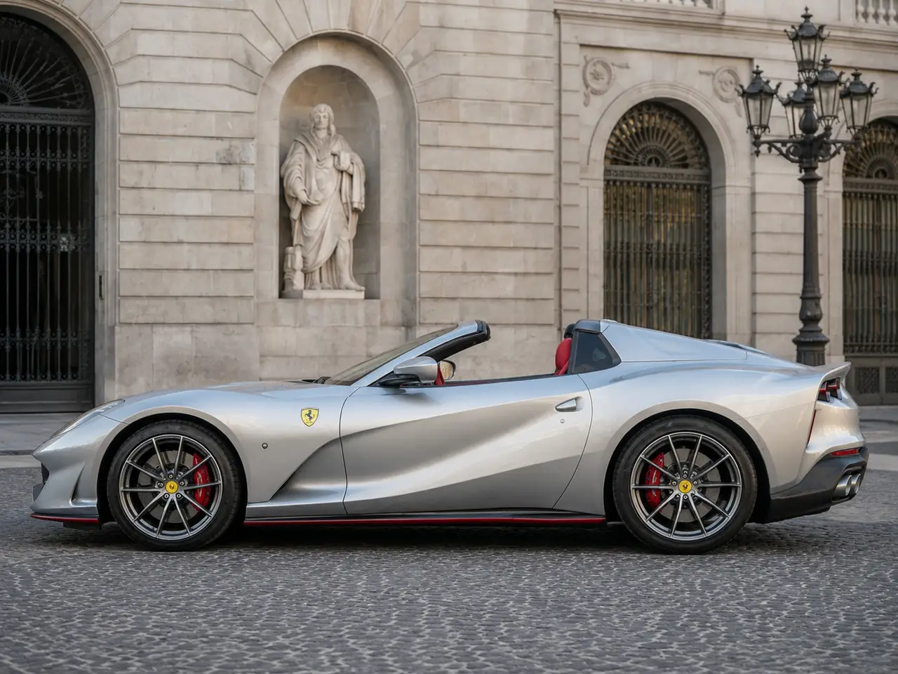 Ferrari 812 GTS 2024, Außenansicht — Munich Luxury Cars, München. Der Ferrari 812 GTS verbindet einen Zwölfzylinder-Frontmotor mit offener Karosserie und…