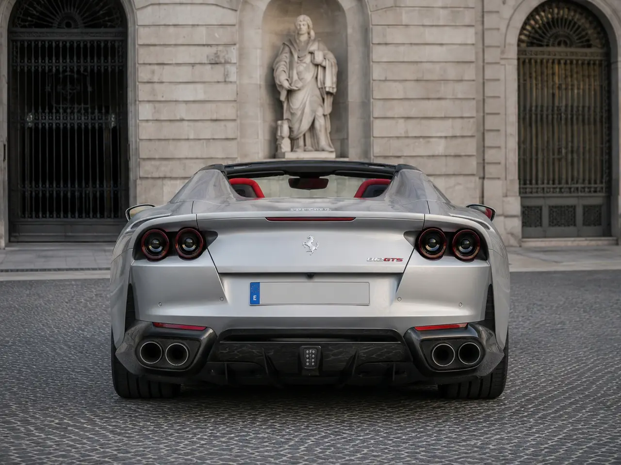 Ferrari 812 GTS 2024, Heckansicht — Munich Luxury Cars, München. Der Ferrari 812 GTS verbindet einen Zwölfzylinder-Frontmotor mit offener Karosserie und…