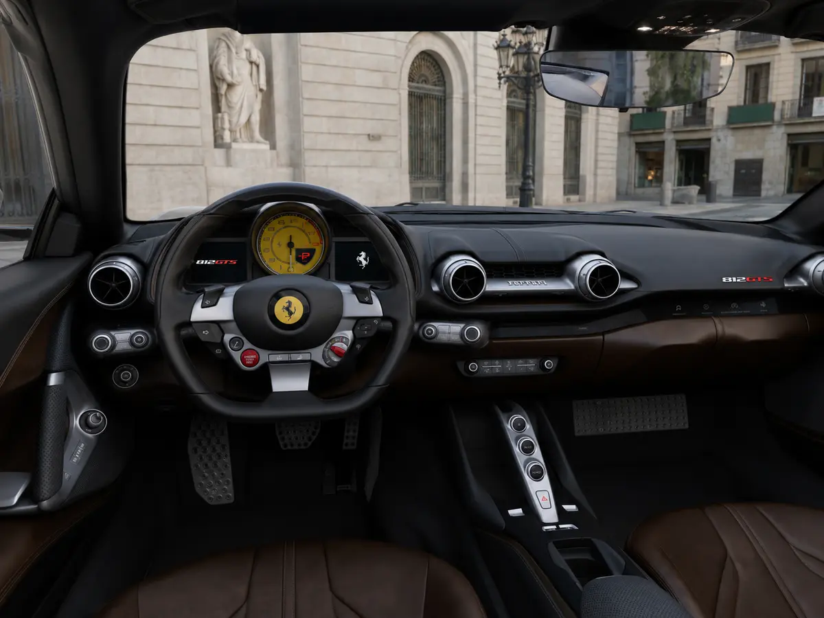 Ferrari 812 GTS 2024, Innenraum — Munich Luxury Cars, München. Der Ferrari 812 GTS verbindet einen Zwölfzylinder-Frontmotor mit offener Karosserie und…