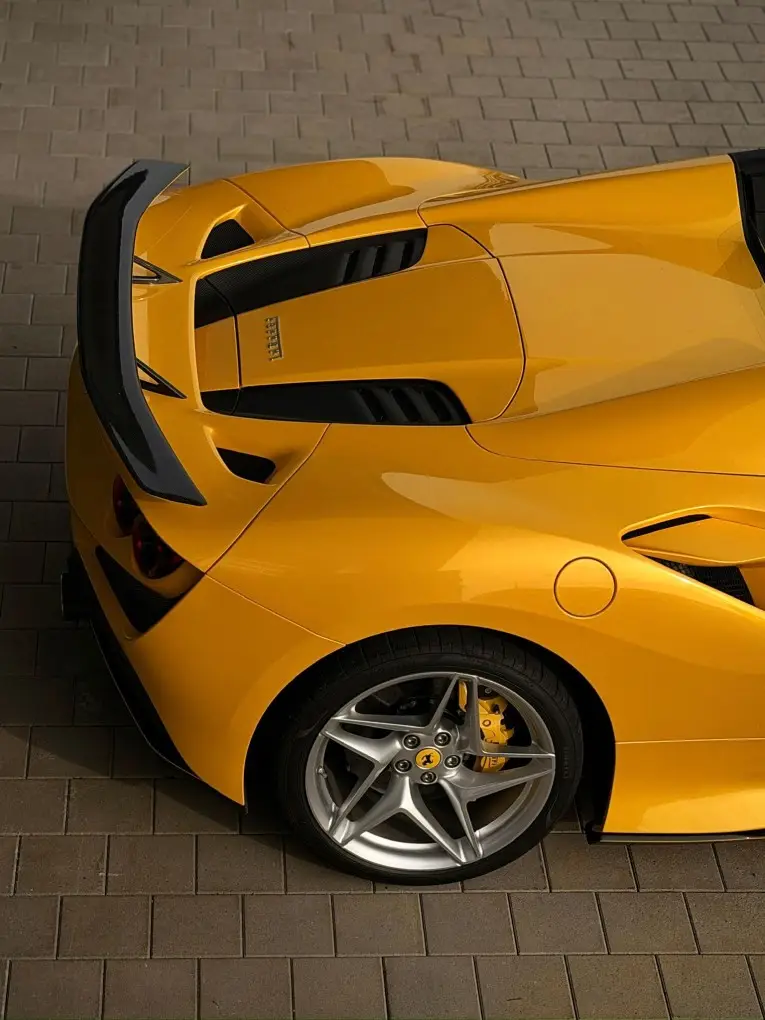 Ferrari F8 SPIDER 2023, Außenansicht — Munich Luxury Cars, München. Der Ferrari F8 Spider verkörpert das, was viele mit einem offenen Ferrari verbinden:…