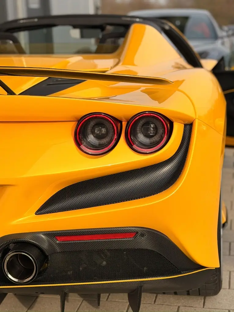 Ferrari F8 SPIDER 2023, Frontansicht — Munich Luxury Cars, München. Der Ferrari F8 Spider verkörpert das, was viele mit einem offenen Ferrari verbinden:…