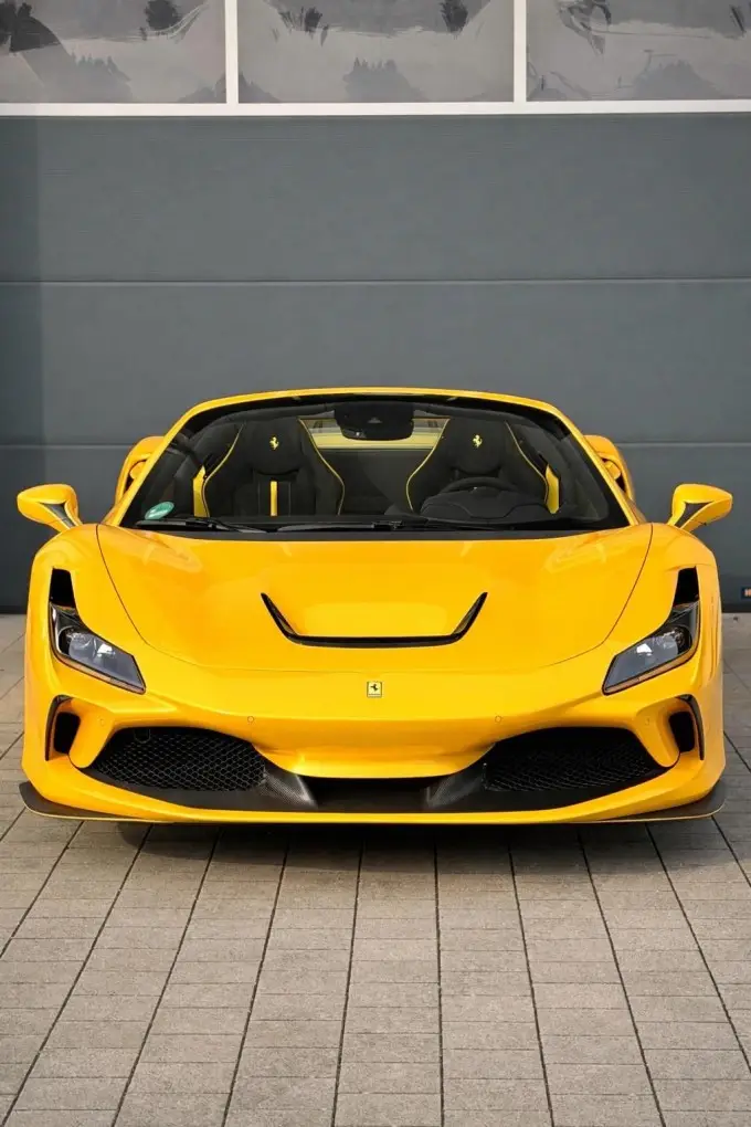 Ferrari F8 SPIDER 2023, Heckansicht — Munich Luxury Cars, München. Der Ferrari F8 Spider verkörpert das, was viele mit einem offenen Ferrari verbinden:…