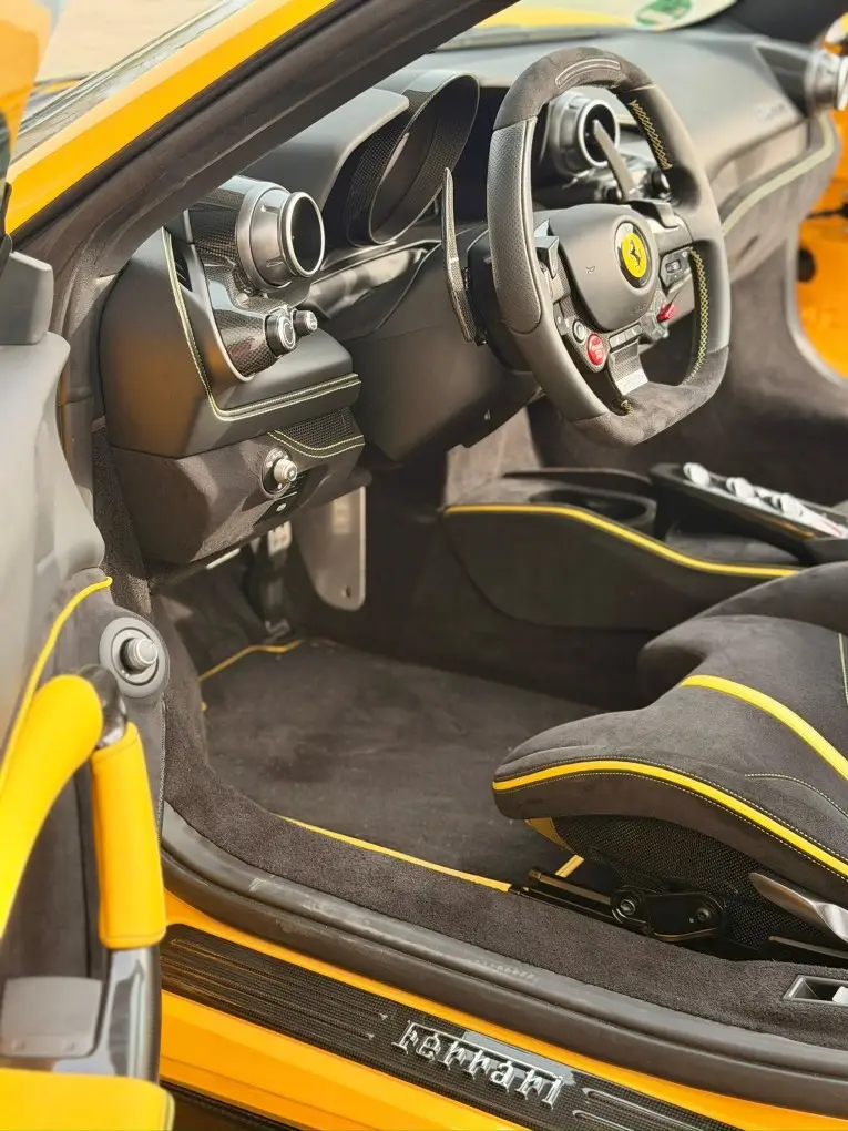 Ferrari F8 SPIDER 2023, Innenraum — Munich Luxury Cars, München. Der Ferrari F8 Spider verkörpert das, was viele mit einem offenen Ferrari verbinden:…