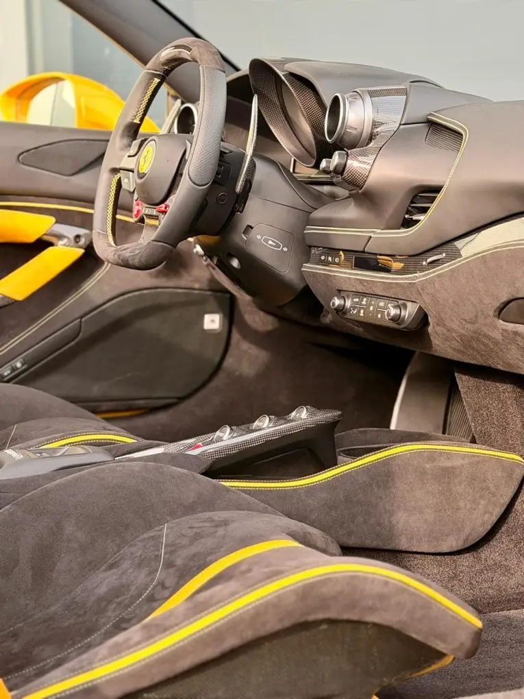 Ferrari F8 SPIDER 2023, Armaturenbrett — Munich Luxury Cars, München. Der Ferrari F8 Spider verkörpert das, was viele mit einem offenen Ferrari verbinden:…