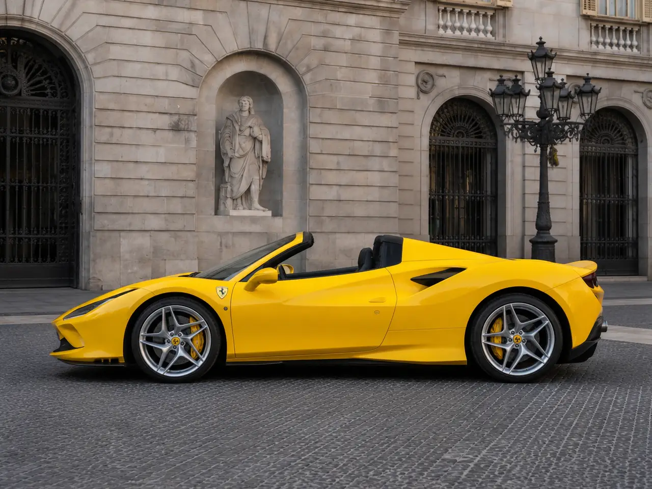 Ferrari F8 SPIDER 2023, Außenansicht — Munich Luxury Cars, München. Der Ferrari F8 Spider verkörpert das, was viele mit einem offenen Ferrari verbinden:…