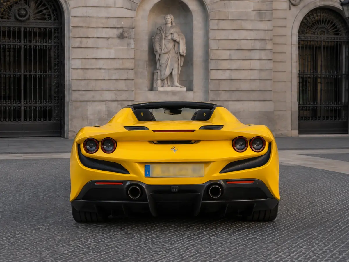 Ferrari F8 SPIDER 2023, Heckansicht — Munich Luxury Cars, München. Der Ferrari F8 Spider verkörpert das, was viele mit einem offenen Ferrari verbinden:…