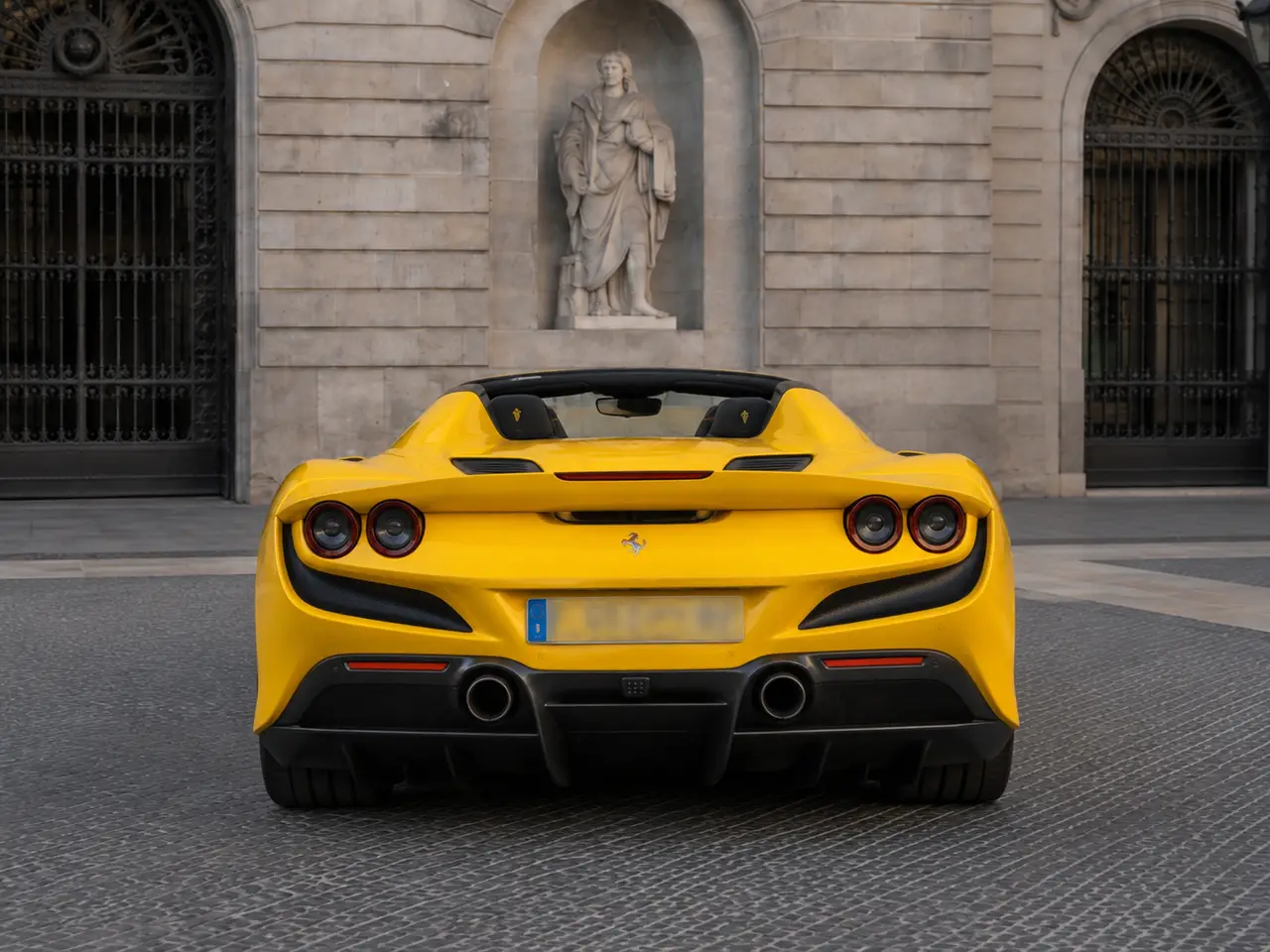 Ferrari F8 SPIDER 2023, Heckansicht — Munich Luxury Cars, München. Der Ferrari F8 Spider verkörpert das, was viele mit einem offenen Ferrari verbinden:…