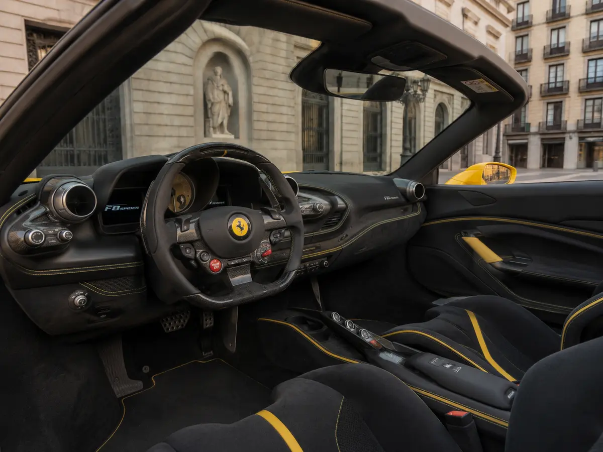 Ferrari F8 SPIDER 2023, Innenraum — Munich Luxury Cars, München. Der Ferrari F8 Spider verkörpert das, was viele mit einem offenen Ferrari verbinden:…