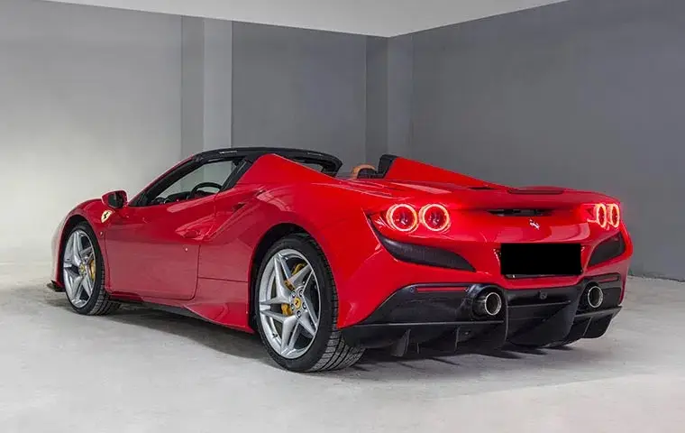 Ferrari F8 Tributo Spider Red 2023, Innenraum — Munich Luxury Cars, München. Der Ferrari F8 Tributo Spider in Rot verbindet den kompromisslosen Charakter eines…