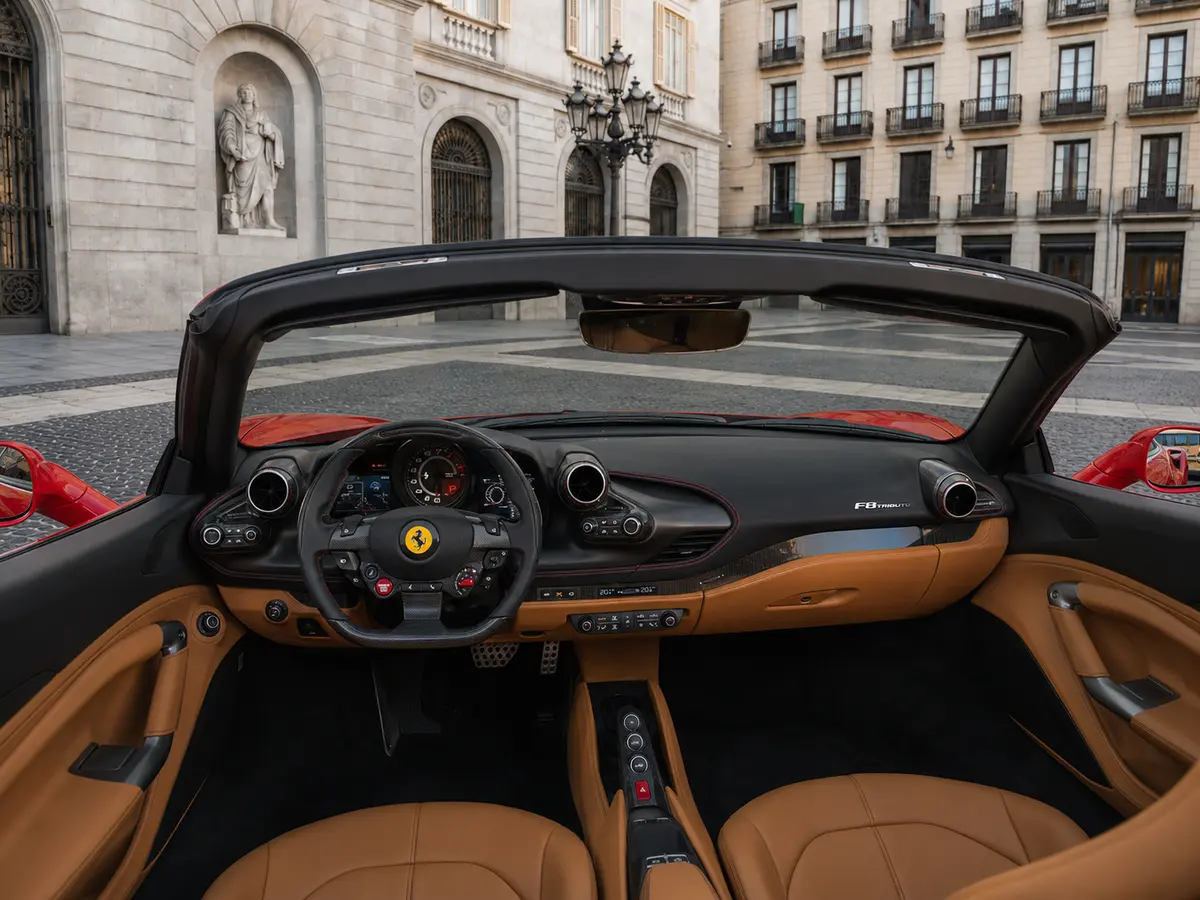 Ferrari F8 Tributo Spider Red 2023, Innenraum — Munich Luxury Cars, München. Der Ferrari F8 Tributo Spider in Rot verbindet den kompromisslosen Charakter eines…