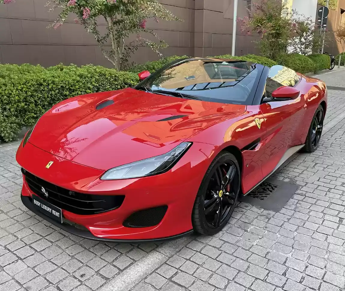 Ferrari Portofino M 2023, Heckansicht — Munich Luxury Cars, München. Der Ferrari Portofino M verbindet die Leistungsfähigkeit eines echten Sportwagens mit dem…
