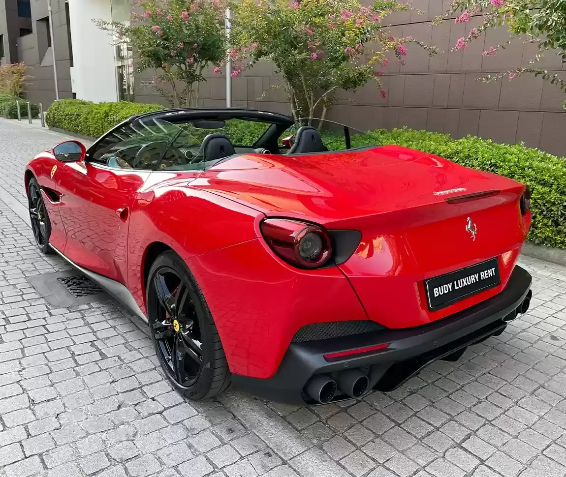 Ferrari Portofino M 2023, Armaturenbrett — Munich Luxury Cars, München. Der Ferrari Portofino M verbindet die Leistungsfähigkeit eines echten Sportwagens mit dem…