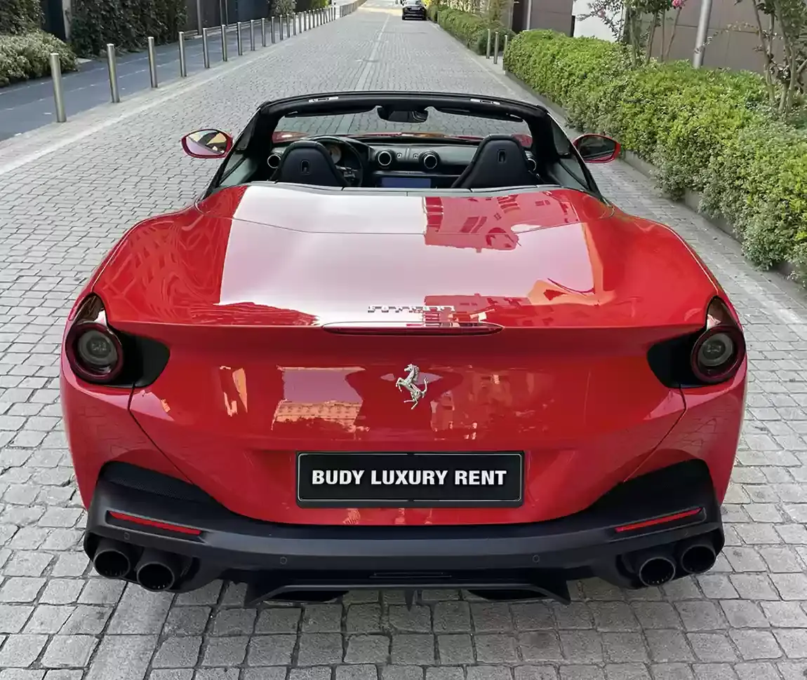 Ferrari Portofino M 2023, Seitenprofil — Munich Luxury Cars, München. Der Ferrari Portofino M verbindet die Leistungsfähigkeit eines echten Sportwagens mit dem…