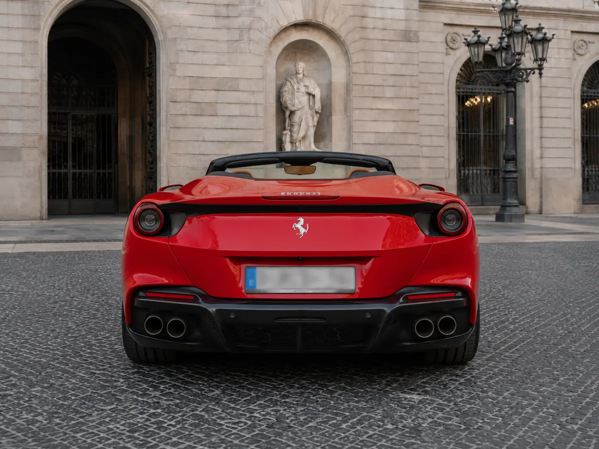Ferrari Portofino M 2023, Heckansicht — Munich Luxury Cars, München. Der Ferrari Portofino M verbindet die Leistungsfähigkeit eines echten Sportwagens mit dem…