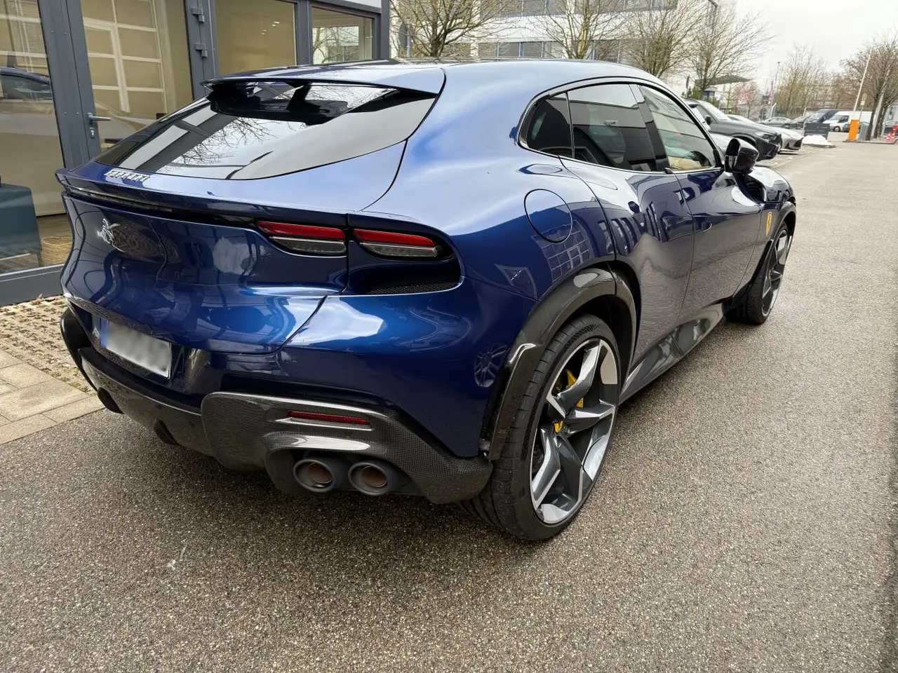 Ferrari Purosangue 2024, Außenansicht — Munich Luxury Cars, München. Der Ferrari Purosangue ist innerhalb der Flotte ein Sonderfall: fünf Sitzplätze, 715 PS…
