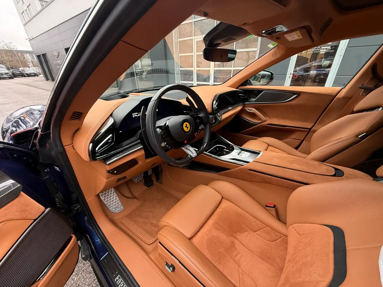 Ferrari Purosangue 2024, Heckansicht — Munich Luxury Cars, München. Der Ferrari Purosangue ist innerhalb der Flotte ein Sonderfall: fünf Sitzplätze, 715 PS…