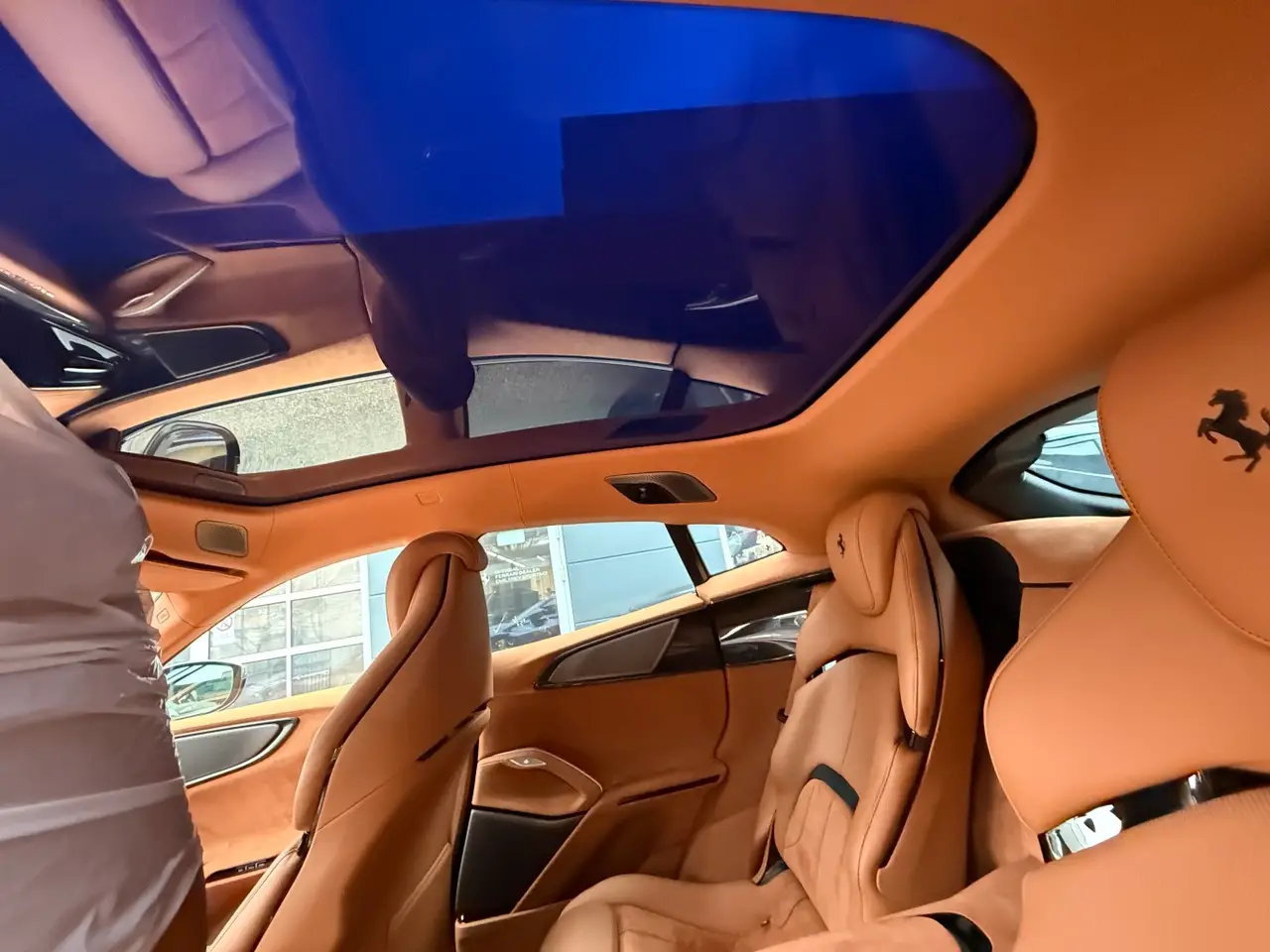 Ferrari Purosangue 2024, Innenraum — Munich Luxury Cars, München. Der Ferrari Purosangue ist innerhalb der Flotte ein Sonderfall: fünf Sitzplätze, 715 PS…