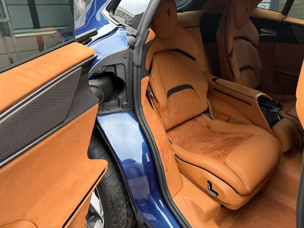 Ferrari Purosangue 2024, Armaturenbrett — Munich Luxury Cars, München. Der Ferrari Purosangue ist innerhalb der Flotte ein Sonderfall: fünf Sitzplätze, 715 PS…