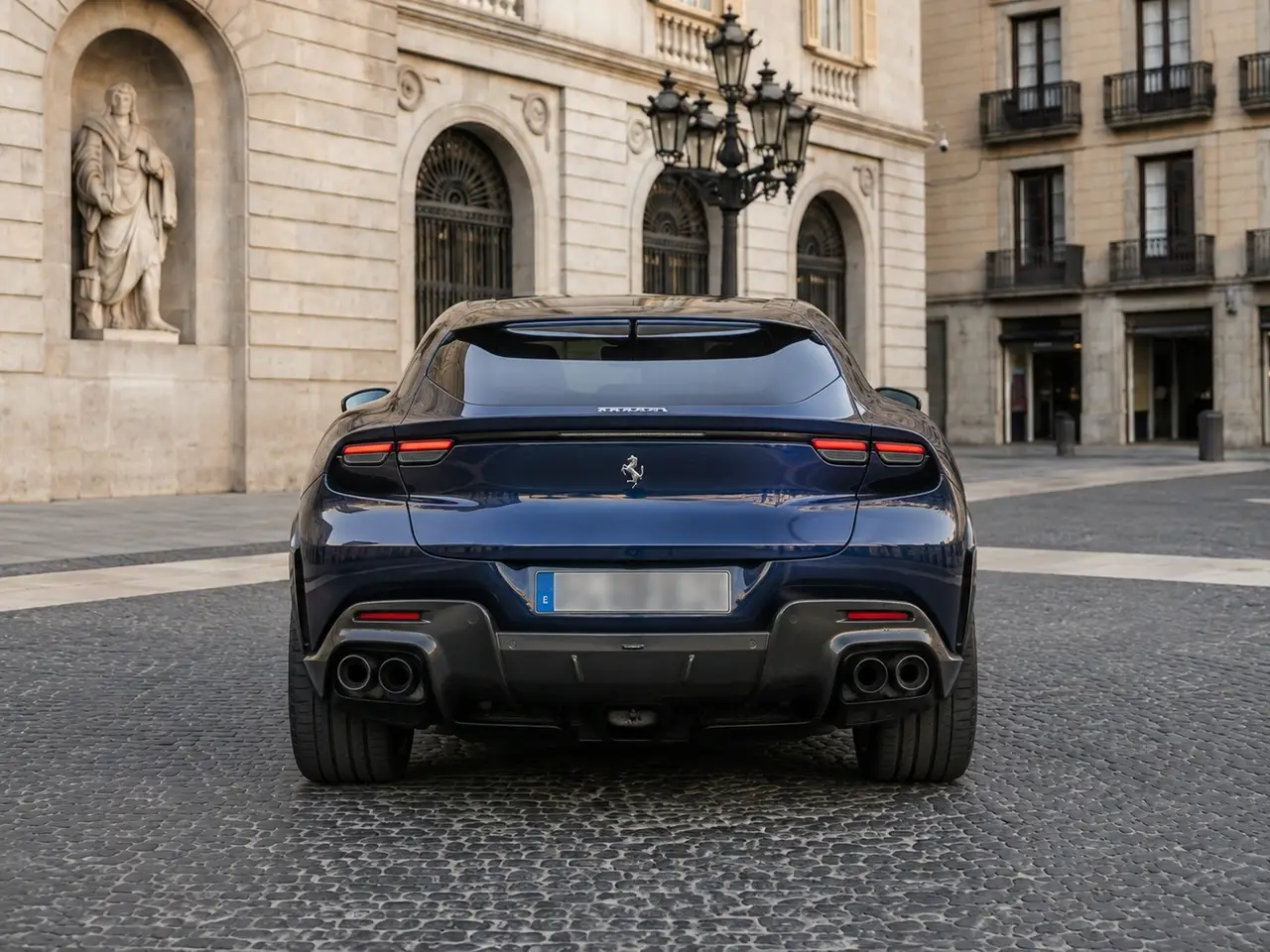 Ferrari Purosangue 2024, Heckansicht — Munich Luxury Cars, München. Der Ferrari Purosangue ist innerhalb der Flotte ein Sonderfall: fünf Sitzplätze, 715 PS…