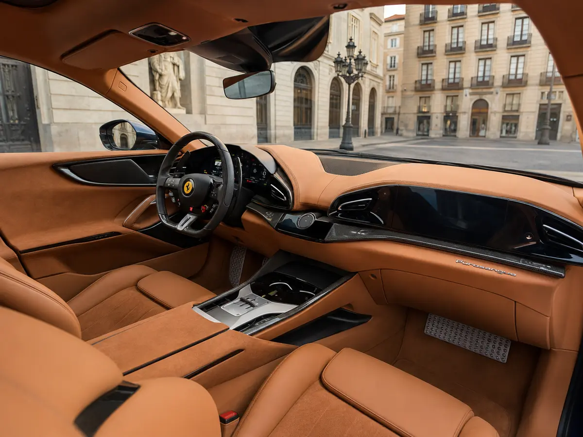 Ferrari Purosangue 2024, Innenraum — Munich Luxury Cars, München. Der Ferrari Purosangue ist innerhalb der Flotte ein Sonderfall: fünf Sitzplätze, 715 PS…
