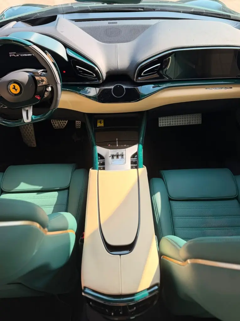 Ferrari Purosangue Atelier 2025, Außenansicht — Munich Luxury Cars, München. Der Purosangue ist Ferraris Antwort auf die Frage, ob sich zwölf Zylinder-Charakter und…