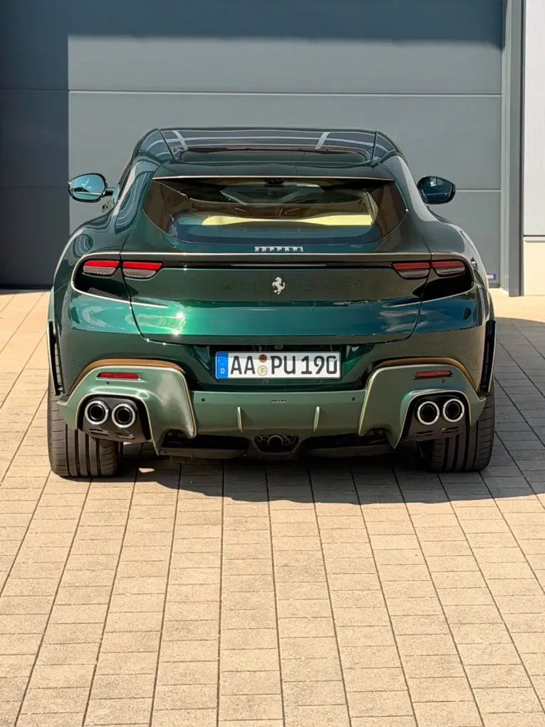 Ferrari Purosangue Atelier 2025, Frontansicht — Munich Luxury Cars, München. Der Purosangue ist Ferraris Antwort auf die Frage, ob sich zwölf Zylinder-Charakter und…
