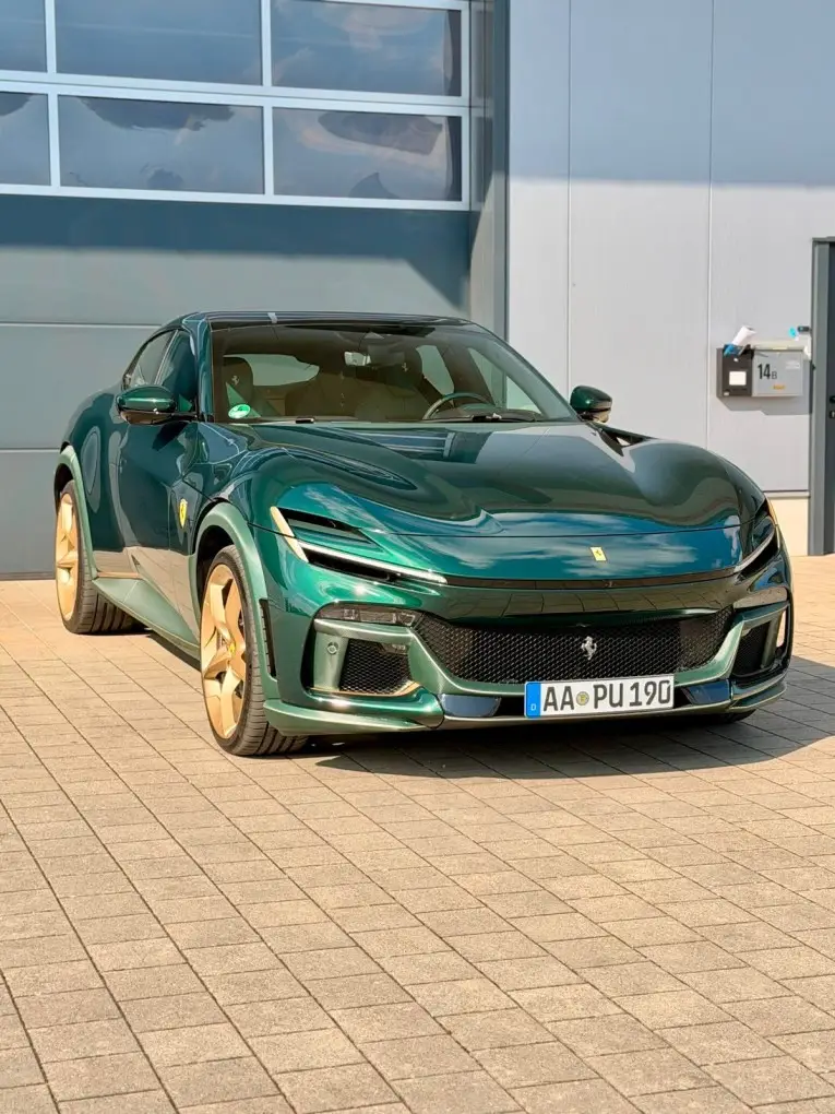 Ferrari Purosangue Atelier 2025, Heckansicht — Munich Luxury Cars, München. Der Purosangue ist Ferraris Antwort auf die Frage, ob sich zwölf Zylinder-Charakter und…