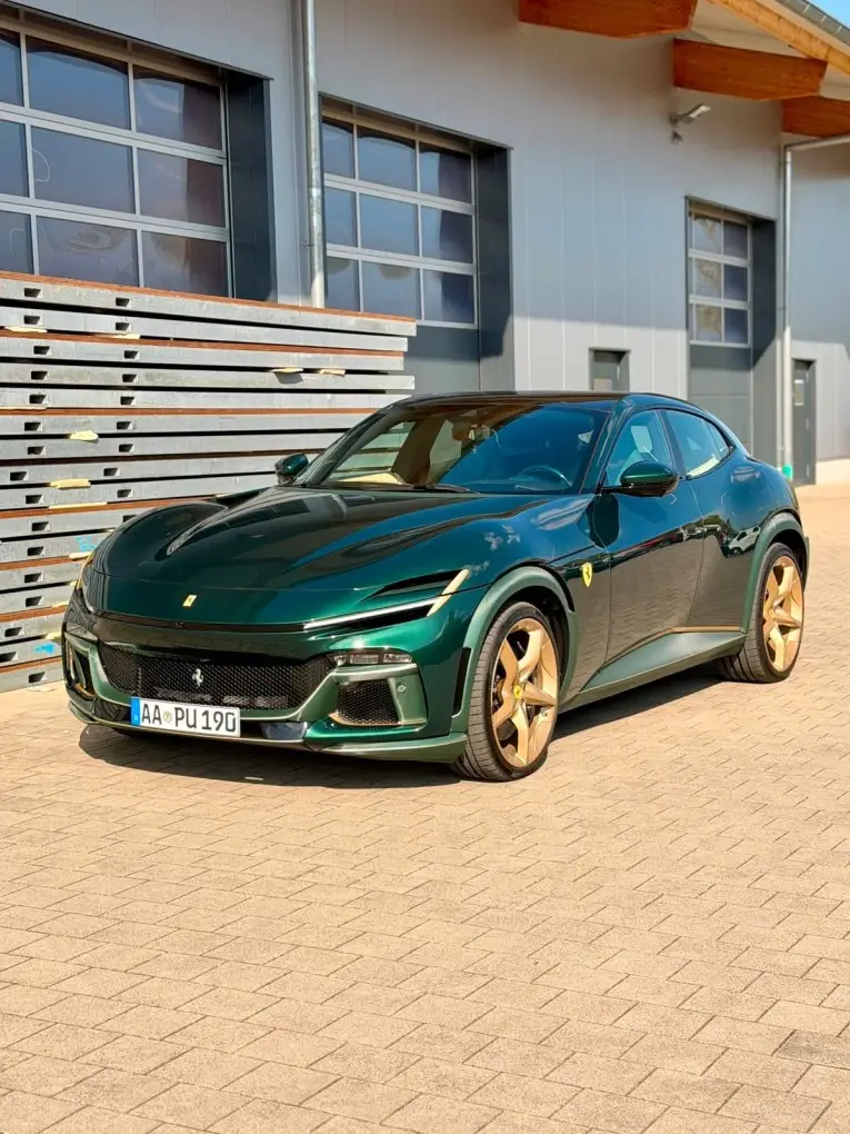 Ferrari Purosangue Atelier 2025, Innenraum — Munich Luxury Cars, München. Der Purosangue ist Ferraris Antwort auf die Frage, ob sich zwölf Zylinder-Charakter und…