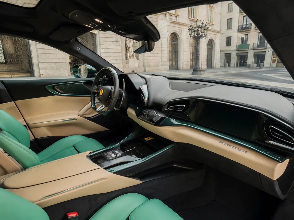 Ferrari Purosangue Atelier 2025, Innenraum — Munich Luxury Cars, München. Der Purosangue ist Ferraris Antwort auf die Frage, ob sich zwölf Zylinder-Charakter und…
