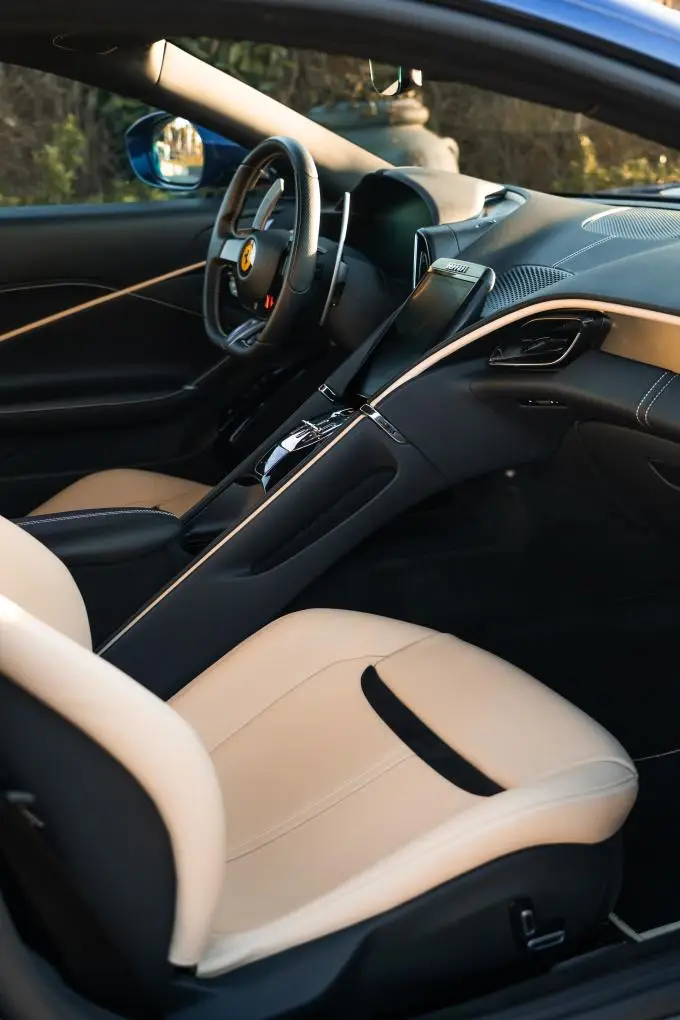 Ferrari Roma 2025, Außenansicht — Munich Luxury Cars, München. Der Ferrari Roma verbindet 620 PS mit einer Karosserieform, die eher an einen Gran…