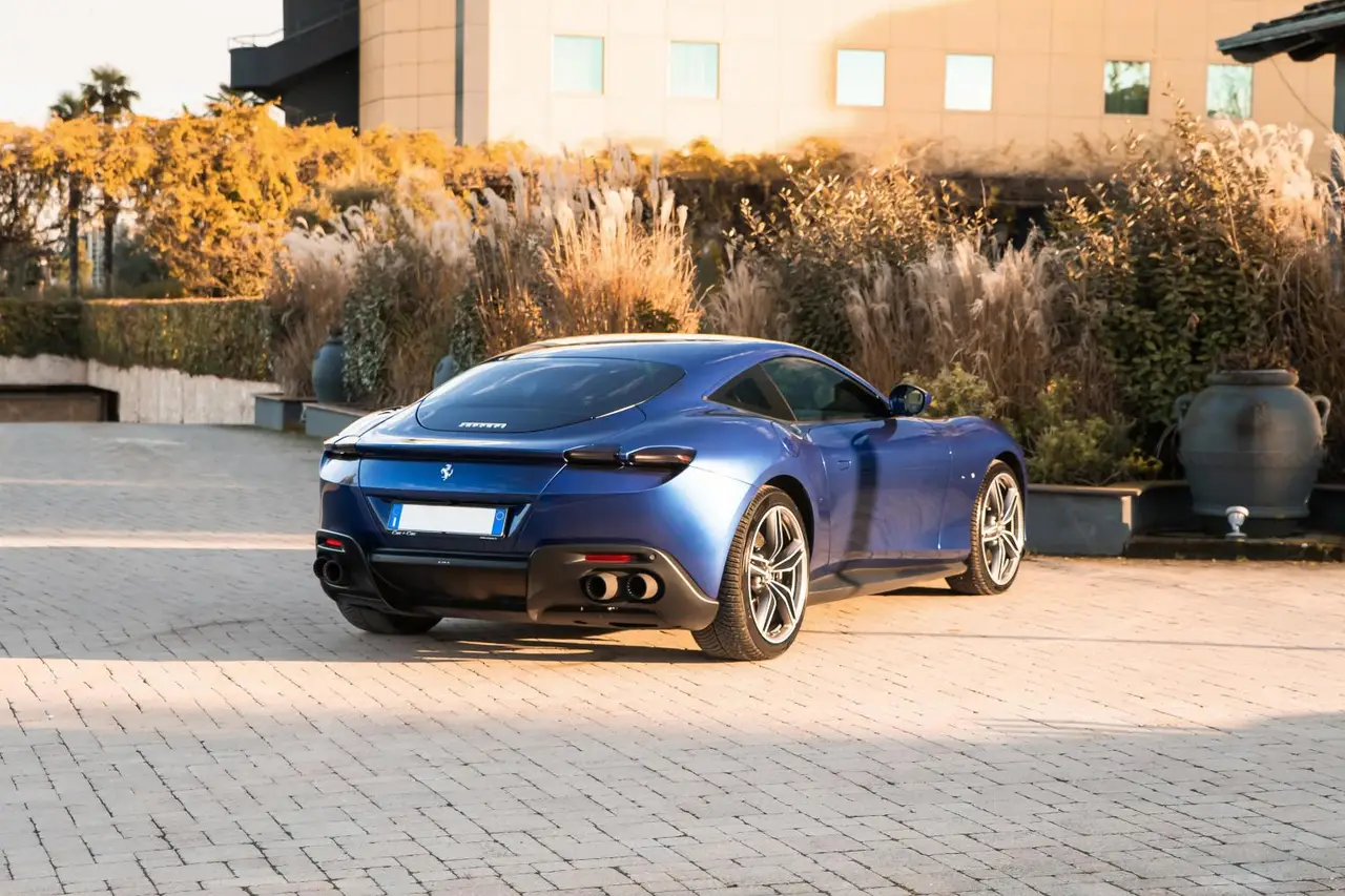 Ferrari Roma 2025, Frontansicht — Munich Luxury Cars, München. Der Ferrari Roma verbindet 620 PS mit einer Karosserieform, die eher an einen Gran…