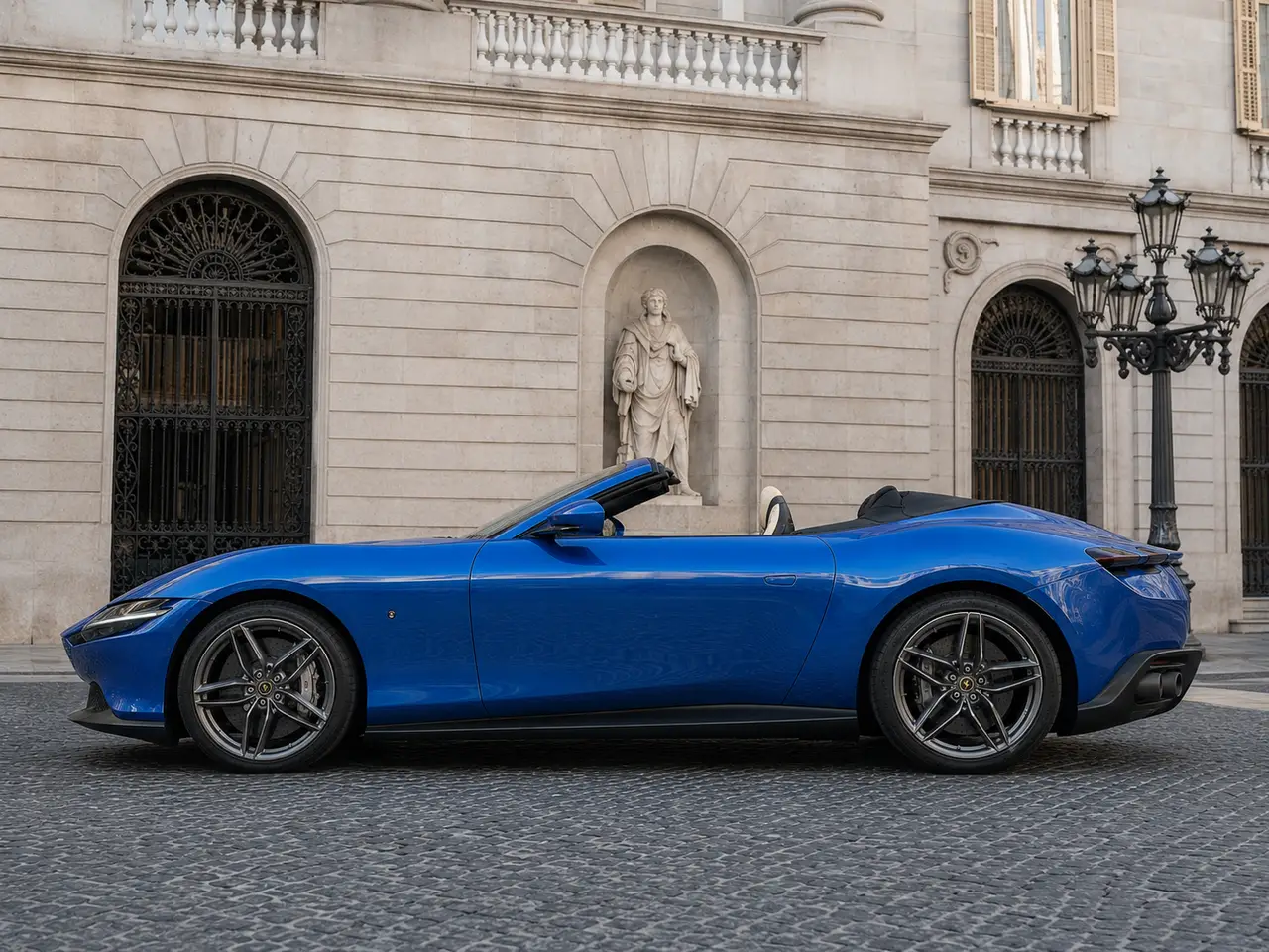 Ferrari Roma 2025, Außenansicht — Munich Luxury Cars, München. Der Ferrari Roma verbindet 620 PS mit einer Karosserieform, die eher an einen Gran…