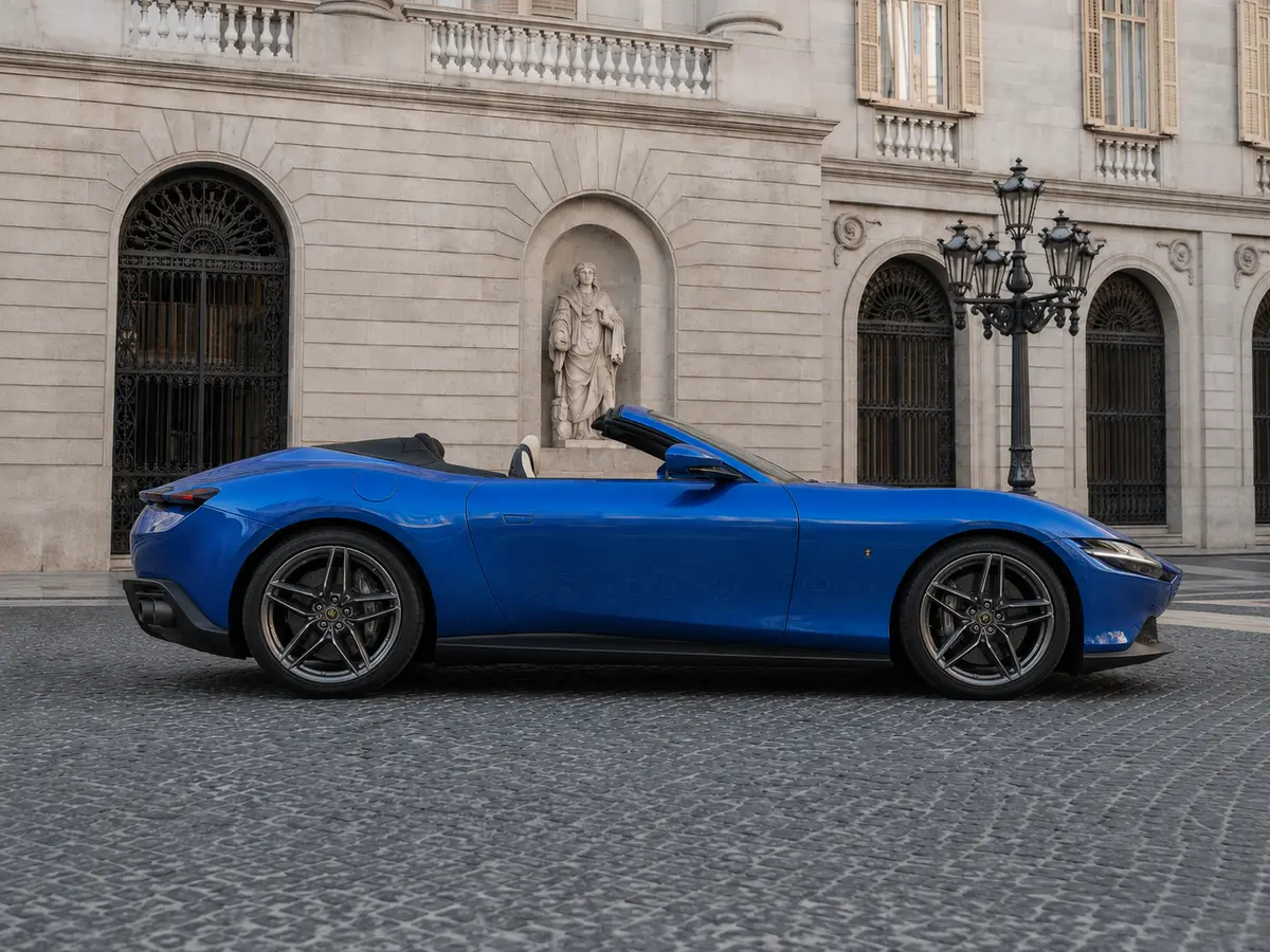 Ferrari Roma 2025, Frontansicht — Munich Luxury Cars, München. Der Ferrari Roma verbindet 620 PS mit einer Karosserieform, die eher an einen Gran…