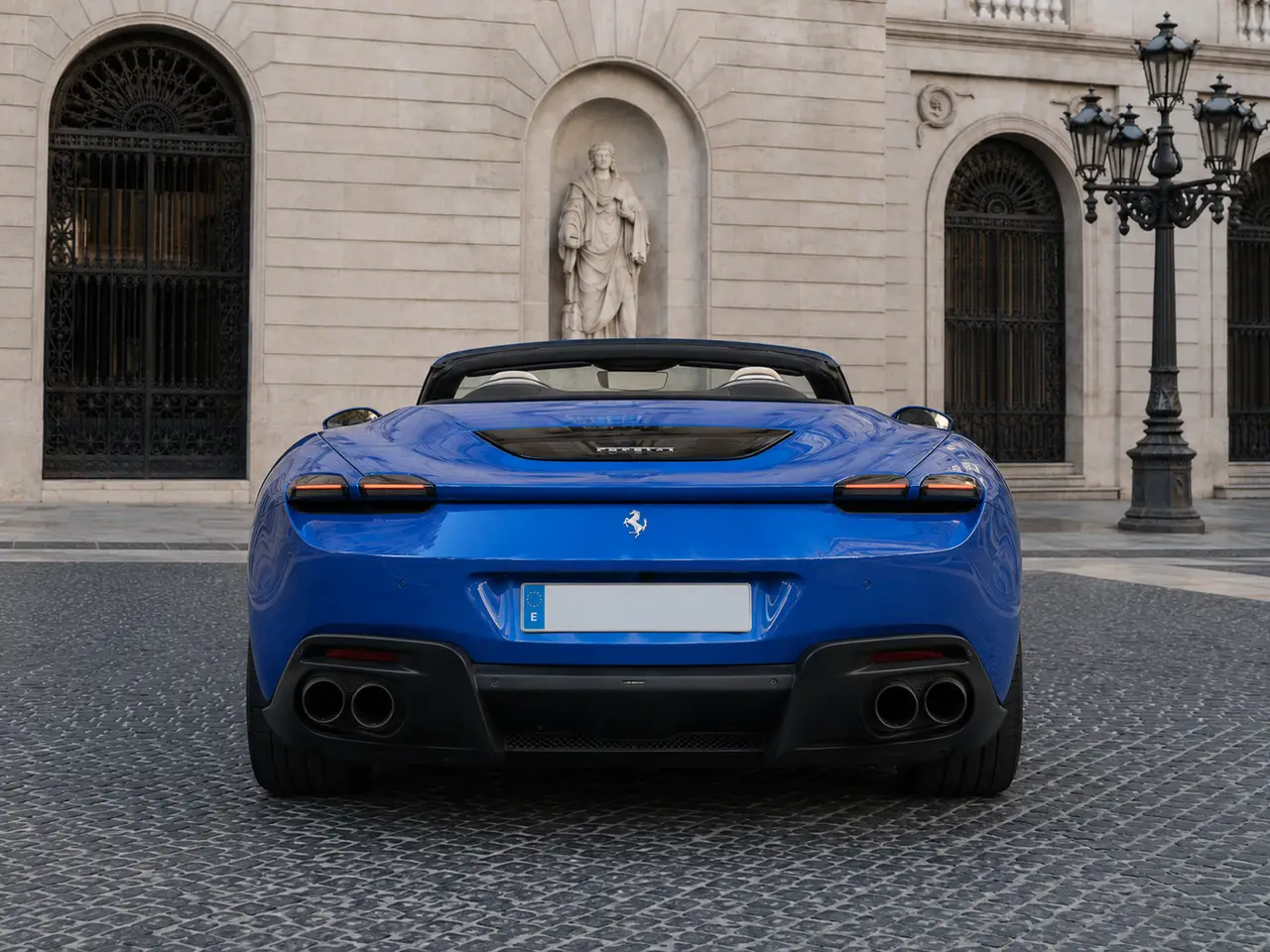 Ferrari Roma 2025, Heckansicht — Munich Luxury Cars, München. Der Ferrari Roma verbindet 620 PS mit einer Karosserieform, die eher an einen Gran…